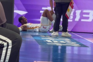 望无大碍！陈盈骏推迪亚洛违体，后者落地踩到周琦张宁崴脚受伤