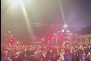 丹佛人心中的神！戈登命中绝平三分 主场外球迷们疯狂庆祝🥳