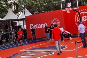 致敬库里地滑之秀！字母哥里约行想扣篮结果滑倒🤣🤣🤣