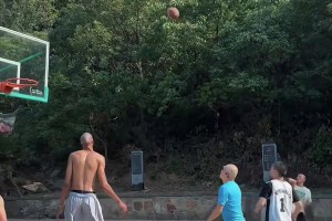 文班也是好起来了，打上水泥地了哈哈哈哈