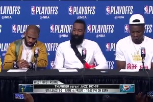 名场面：卡佩拉身穿饼皇T恤和哈登保罗一起接受采访！