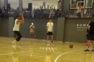 神射！克莱在训练中用左手跳投连续10次命中！不是镜像！