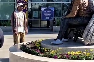 一切尽在不言中！欧文此前面对科比和GiGi的雕像陷入沉思……