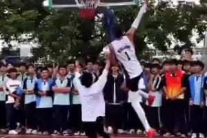 国内野球场惊艳“文班亚马” 背影看着真滴好像啊~