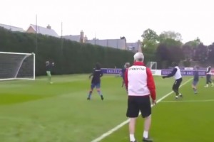 降维打击！名场面：博拉西在训练中戏耍整个水晶宫女队！