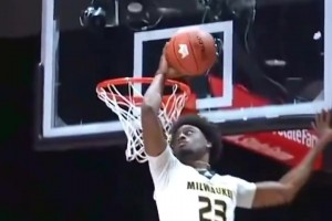 哥们这扣篮也太逆天了吧！头发都要撞倒篮板了