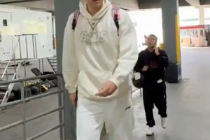 主场再战勇士！杨瀚森与队友们先后抵达球馆~还是粉色小书包🤣
