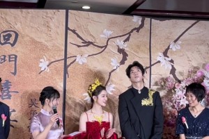 吴勇豪结婚现场忍不住比划投篮手势 被老婆发现瞬间一激灵😅