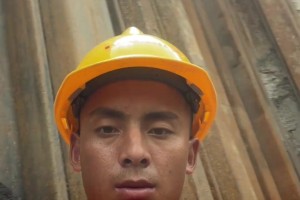 工地小哥晒视频：麻木的生活让我愁容满面！球迷：Man！