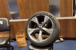 庄神整蛊新秀：把博纳车轮胎拆下放到更衣室+车里塞满爆米花😅