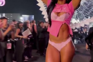 这是要改行当模特？安吉尔-里斯参加维秘内衣秀 这造型如何？🙈