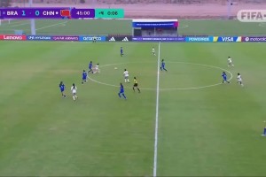 逃过一劫！张克璨背后放倒对手送点，但巴西罚丢点球