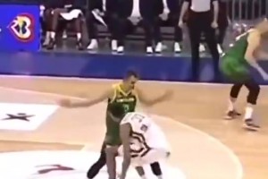 柔韧性无敌！文班亚马摔的瞬间也太吓人了，不过马上站起来！